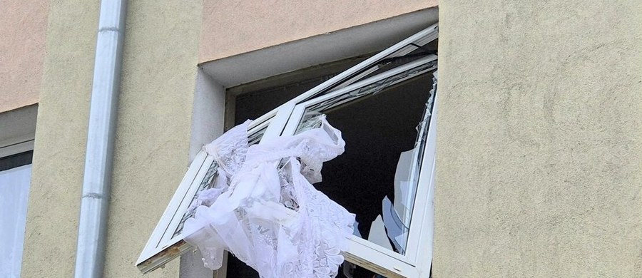 Rozszczelnienie pojemnika z odświeżaczem powietrza w sprayu w pobliżu ognia z kuchenki, na której gotował się obiad, a nie wybuch gazu - to okazało się być przyczyną potężnej eksplozji, do której doszło w jednym z bloków w Piszu w Warmińsko-Mazurskiem. Zdjęcia, które pokazują skalę zniszczeń, są porażające, a lokatorka mieszkania, w którym doszło do wybuchu, trafiła do szpitala. 