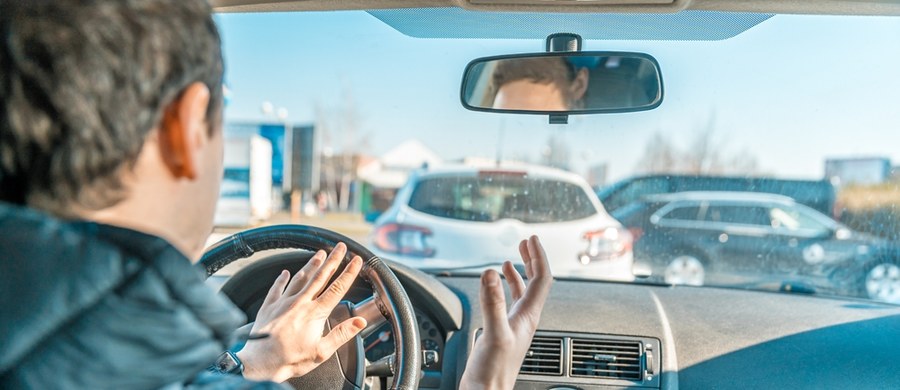 Do 5 lat więzienia grozi mężczyźnie, który został zatrzymany za agresywne zachowanie na ulicach Katowic. 33-latek wyzywał innych kierowców i niszczył ich auta. Posunął się też do przemocy fizycznej.