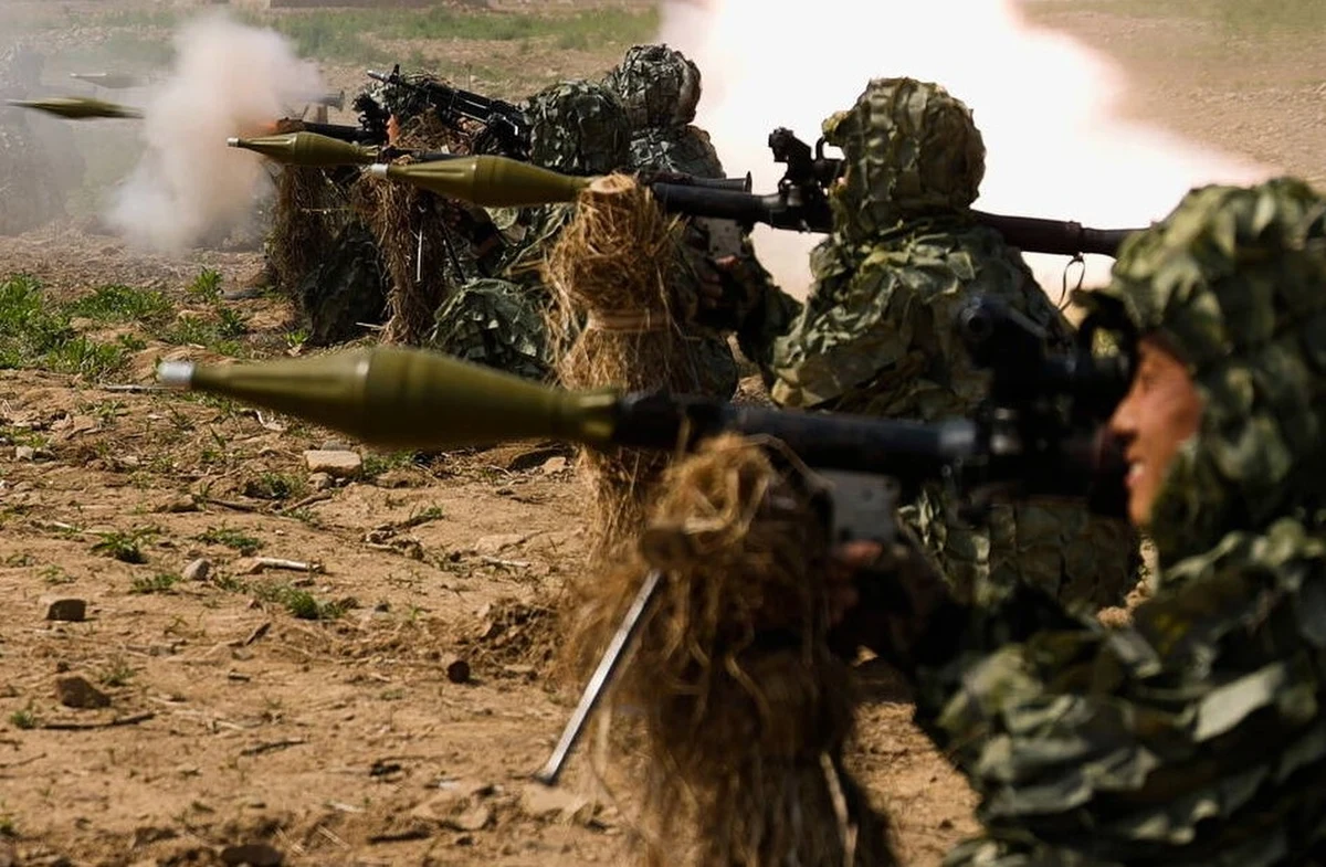 Korea Północna szykuje się do potężnego wsparcia militarnego dla Rosji w trwającej wojnie z Ukrainą – wynika z najnowszych ustaleń ukraińskich służb wywiadowczych. Według tych doniesień do Rosji może trafić nawet 30 tysięcy północnokoreańskich żołnierzy – informuje CNN. 