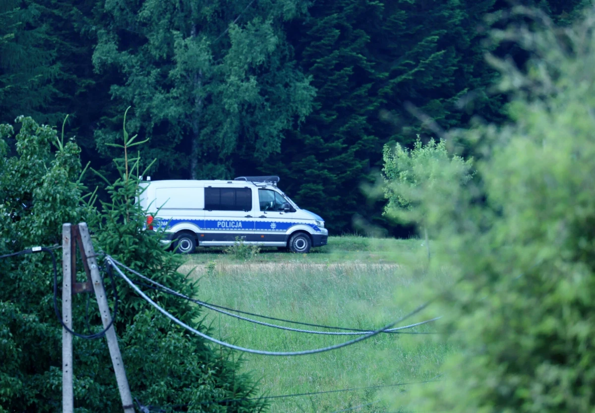 "Zgon mężczyzny nastąpił tuż przed jego odnalezieniem" - poinformowała w czwartek w południe małopolska policja, nawiązując do finału poszukiwań Tadeusza D., sprawcy masakry w Starej Wsi koło Limanowej w Małopolsce. "Stanowczo dementujemy informację, że ciało poszukiwanego pozostawało niezauważone przez dłuższy czas" - dodano. 