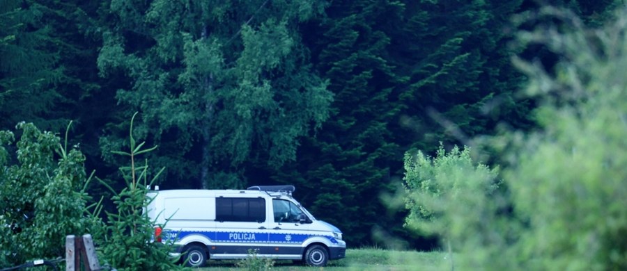 "Zgon mężczyzny nastąpił tuż przed jego odnalezieniem" - poinformowała w czwartek w południe małopolska policja, nawiązując do finału poszukiwań Tadeusza D., sprawcy masakry w Starej Wsi koło Limanowej w Małopolsce. "Stanowczo dementujemy informację, że ciało poszukiwanego pozostawało niezauważone przez dłuższy czas" - dodano. 