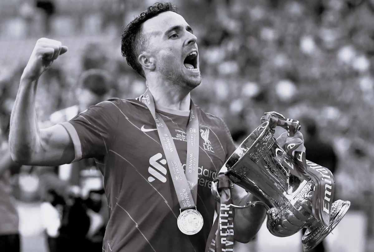 Piłkarski świat żegna napastnika Diogo Jotę i jego brata. Po tragicznej śmierci młodych mężczyzn komunikat wydała Portugalska Federacja Piłki Nożnej. Działacze zaapelowali też do UEFA o uczczenie pamięci piłkarzy.