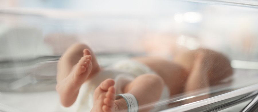 W oknie życia przy domu zakonnym sióstr Franciszkanek od Pokuty i Miłości Chrześcijańskiej w Chojnicach w nocy uruchomił się alarm. Zakonnice znalazły w nim nowo narodzoną dziewczynkę. 