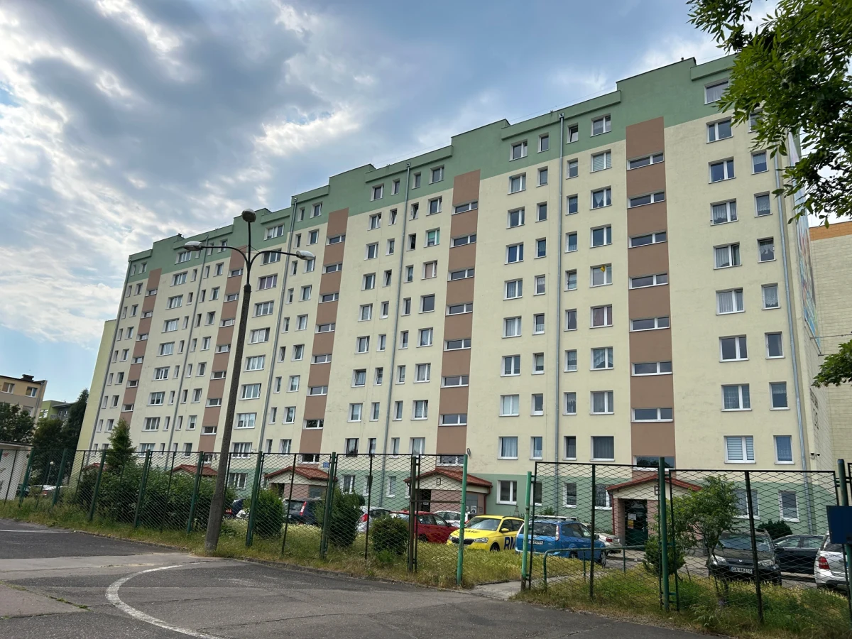 Awaria głównego ujęcia wody "Reda" i rekordowe upały sprawiły, że w Gdyni zabrakło wody. Najtrudniejsza sytuacja była w północnych dzielnicach miasta. Choć usterkę już usunięto, wciąż istnieje ryzyko kolejnych przerw — system nie nadąża z uzupełnianiem zapasów. Władze apelują do mieszkańców Gdyni, Rumi i Redy o oszczędzanie wody. "Ostatnio każdej doby wylewanej jest do ziemi tyle wody, ile mogliby zużyć mieszkańcy miasta wielkości Wejherowa" – mówi Wiesław Kujawski, wiceprezes Przedsiębiorstwa Wodociągów i Kanalizacji w Gdyni.