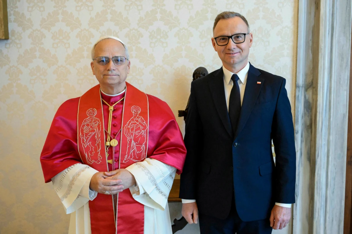 Andrzej Duda w czwartek rano przybył do Pałacu Apostolskiego w Watykanie na audiencję u papieża Leona XIV. Tuż po niej prezydent spotkał się także z sekretarzem stanu Stolicy Apostolskiej kardynałem Pietro Parolinem. "Ojciec Święty Leon XIV pytał mnie o moją ocenę sytuacji na Ukrainie" - napisał po spotkaniu Andrzej Duda. Poinformował też, że zaprosił papieża do Polski.