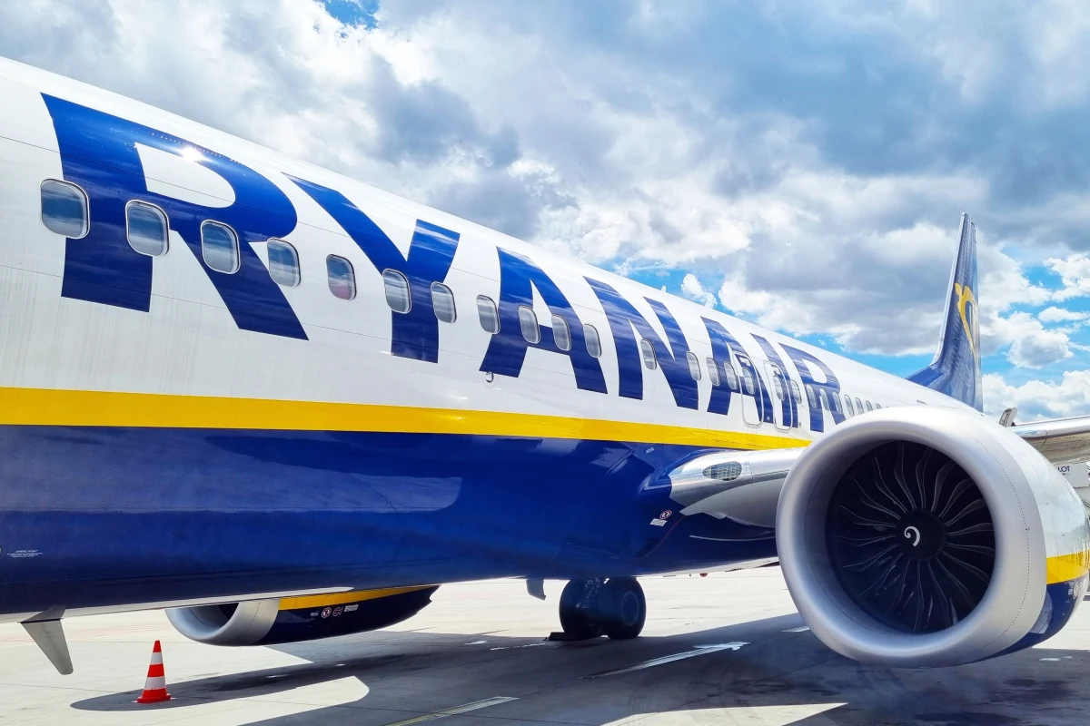 Strajk francuskich kontrolerów ruchu lotniczego doprowadził do masowego odwołania lotów na początku sezonu wakacyjnego. Najbardziej ucierpiały tanie linie lotnicze, w tym Ryanair, który musiał odwołać ponad 170 lotów, przez co plany wakacyjne ponad 30 tysięcy pasażerów legły w gruzach. 
