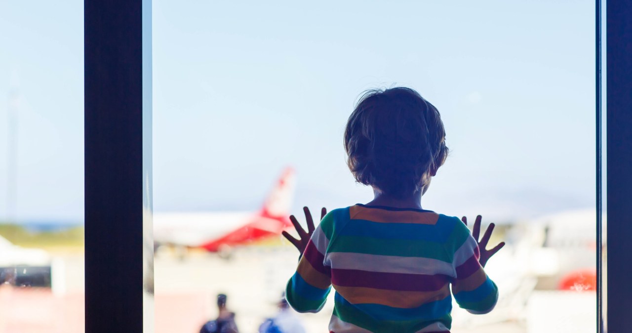 Pierwsza podróż samolotem z dzieckiem. Jak się przygotować?