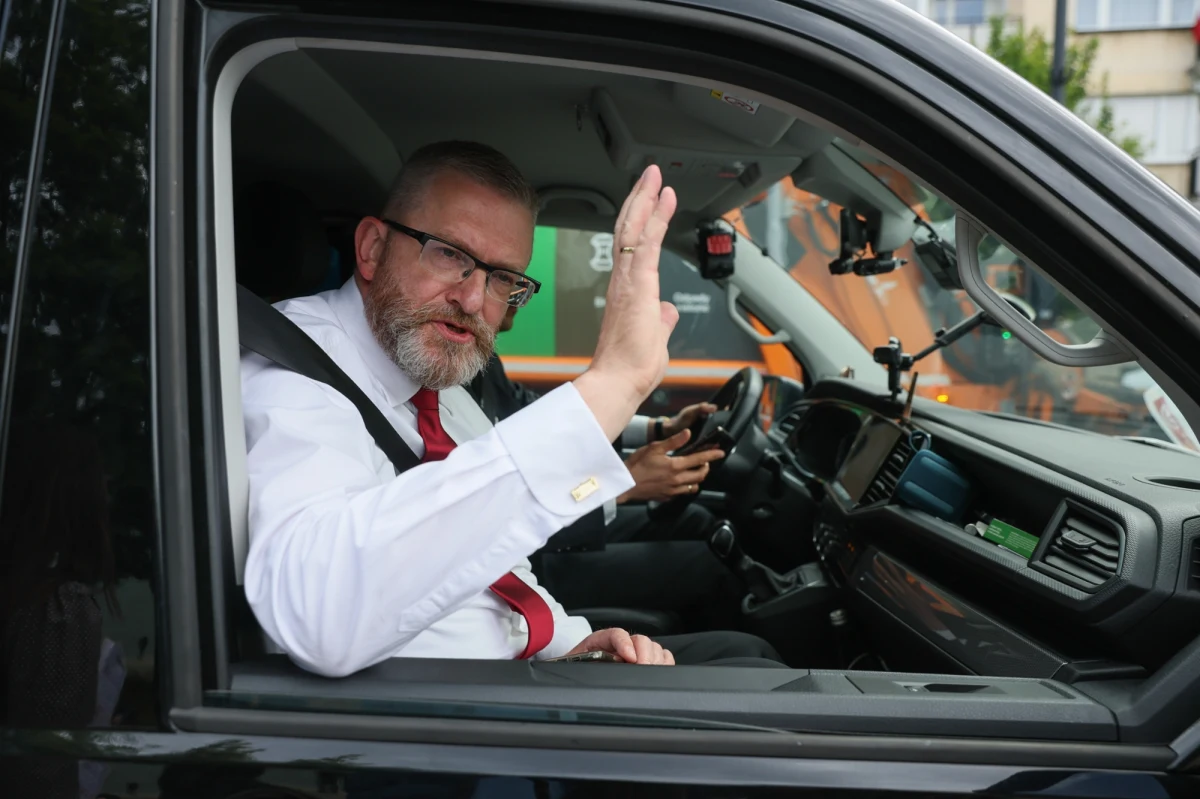 Europoseł Grzegorz Braun usłyszał w czwartek w prokuraturze zmienione zarzuty w związku z popełnieniem siedmiu czynów, w tym zgaszenia świec chanukowych w Sejmie w 2023 r. - poinformowała Prokuratura Okręgowa w Warszawie. Braun nie przyznał się do stawianych mu zarzutów.
