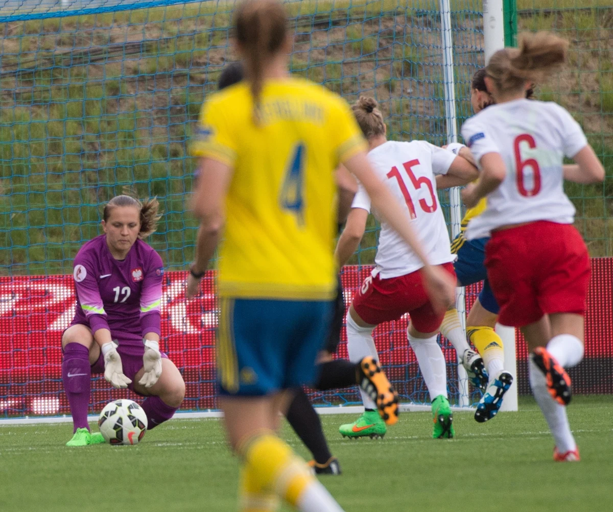 "Zawsze lepiej grało nam się z drużynami lepszymi od nas" - mówi w rozmowie z Cezarym Dziwiszkiem z redakcji sportowej RMF FM Anna Szymańska, była bramkarka kadry kobiet, 39-krotna reprezentantka Polski. Polki debiutują na mistrzostwach Europy i nie są w gronie faworytek. Zdaniem Anny Szymańskiej na turnieju w Szwajcarii nie mają jednak nic do stracenia, a mogą wiele zyskać.