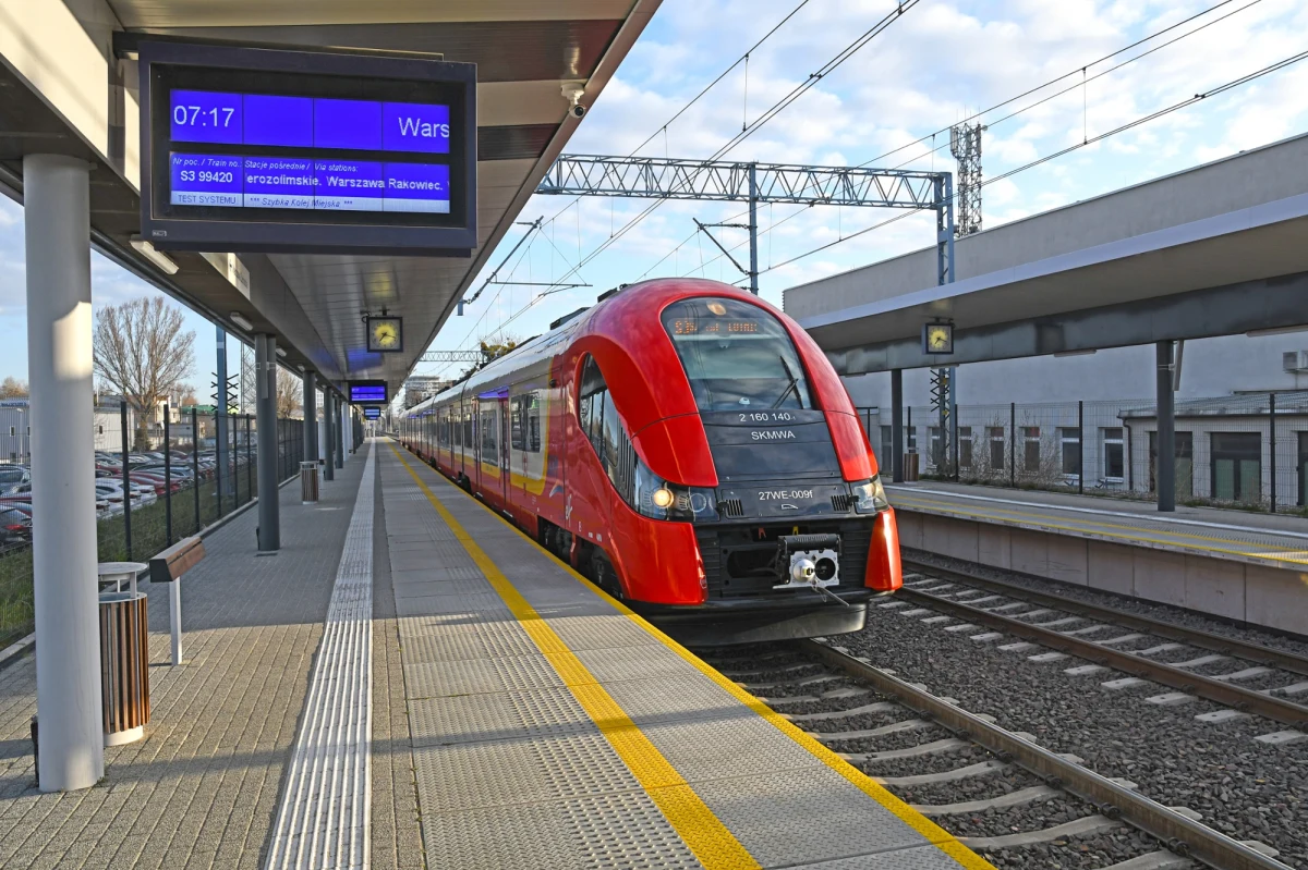 Uszkodzenie sieci trakcyjnej spowodowało przerwę w kursowaniu składów stołecznej Szybkiej Kolei Miejskiej na odcinku Legionowo Piaski - Wieliszew. Uruchomiona została komunikacja zastępcza.