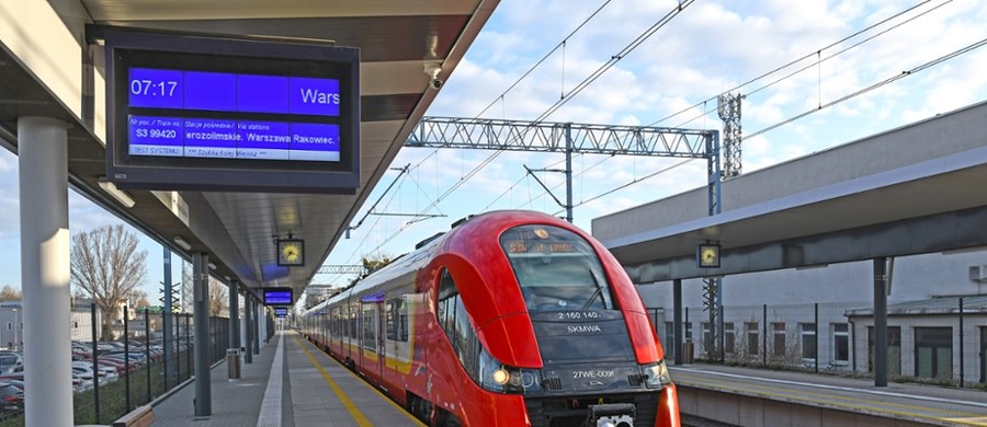 Uszkodzenie sieci trakcyjnej spowodowało przerwę w kursowaniu składów stołecznej Szybkiej Kolei Miejskiej na odcinku Legionowo Piaski - Wieliszew. Uruchomiona została komunikacja zastępcza.