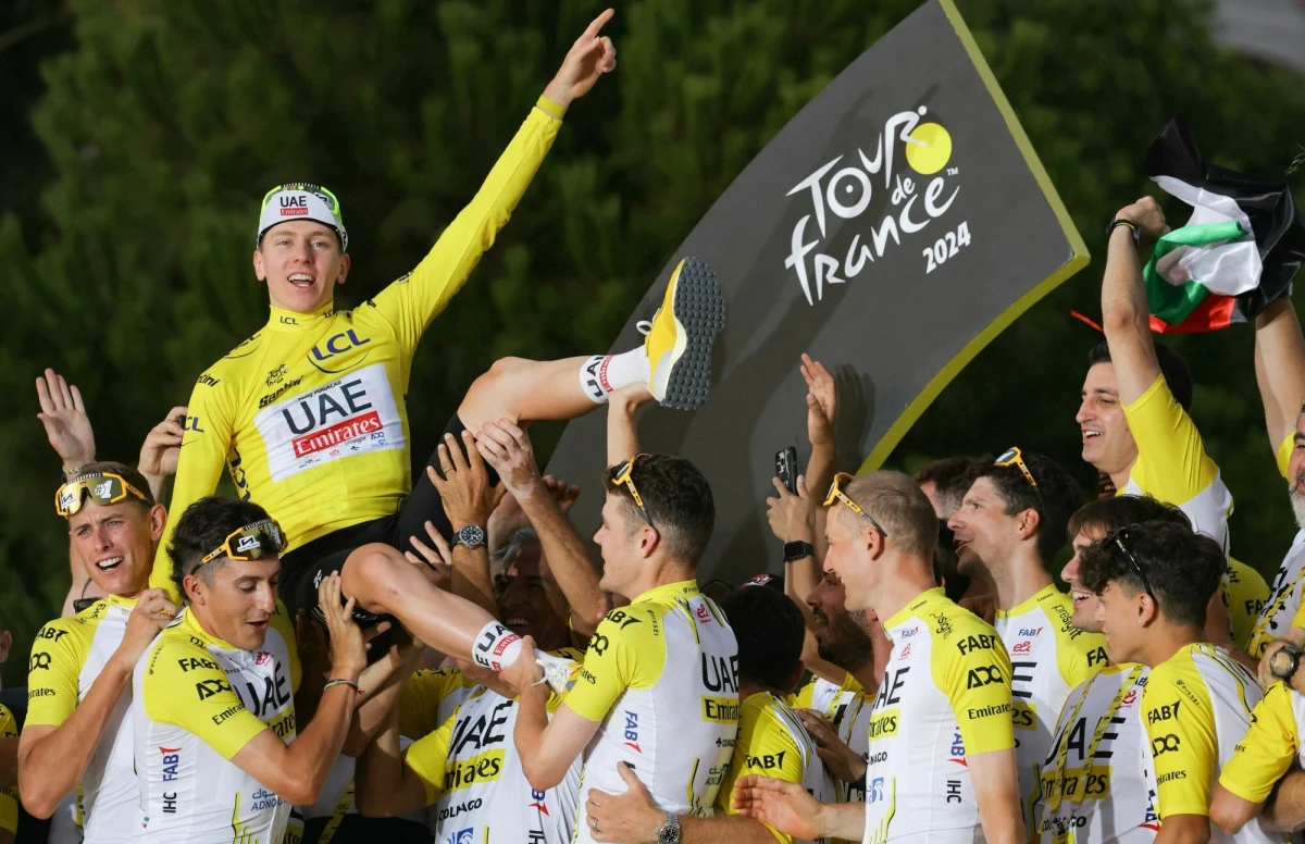 Już w najbliższą sobotę w Lille rozpocznie się 112. edycja Tour de France, a kolarski świat ponownie zadaje sobie jedno, kluczowe pytanie: Tadej Pogačar czy Jonas Vingegaard? Wszystkie znaki na niebie i ziemi wskazują, że fenomenalny Słoweniec jest na prostej drodze po swoje czwarte zwycięstwo w "Wielkiej Pętli". W cieniu tego pojedynku na starcie stanie tylko jeden Polak, Kamil Gradek, a kibiców zszokowała informacja o braku w peletonie Michała Kwiatkowskiego.