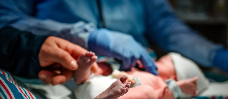 Łódzcy lekarze uratowali niedawno życie noworodkowi – małej Mariannie, która urodziła się z gigantycznym guzem na sercu. Operację usunięcia guza przeprowadzono w trzecim tygodniu życia dziecka. Jak podkreślają kardiolodzy, stało się to w ostatnim możliwym momencie.