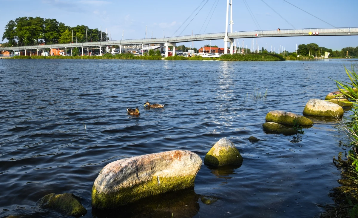 Nie żyje 15-letni chłopiec, który podczas zabawy nad jeziorem Niegocin (woj. warmińsko-mazurskie) znalazł się pod wodą i zaczął tonąć. Chłopca odnaleźli i wydobyli na powierzchnię ratownicy MOPR, ale nie udało się go uratować.