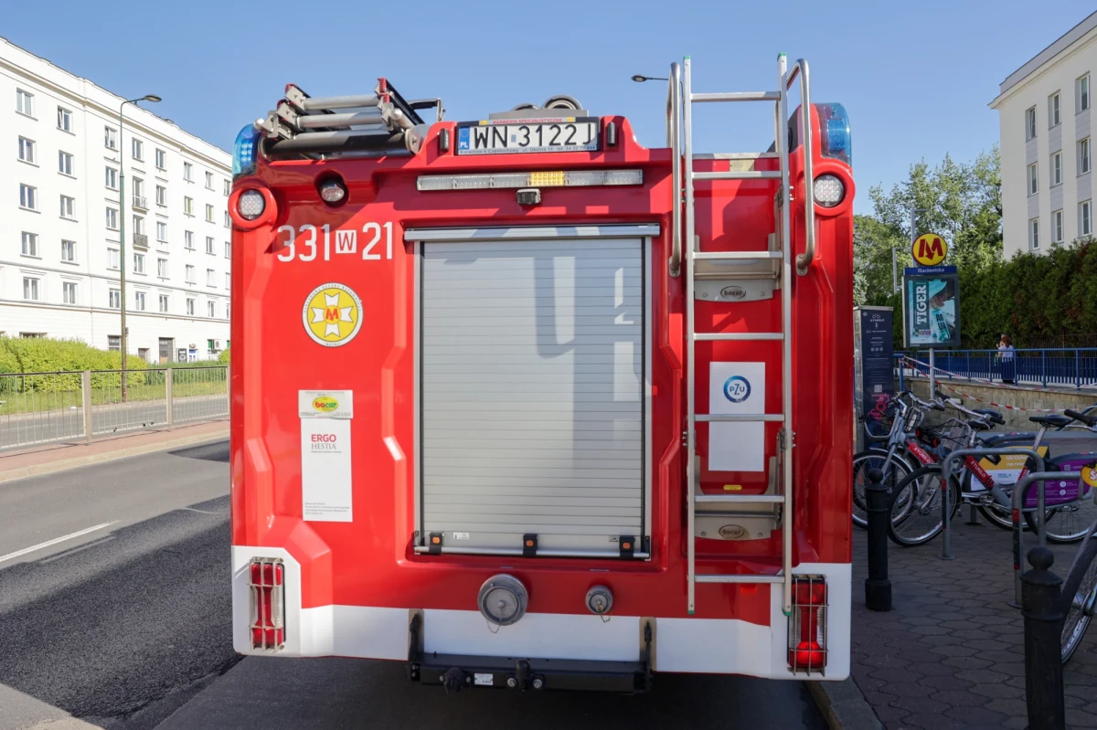 Metro kursuje w pętlach: Słodowiec-Młociny i Kabaty-Centrum. Maszyniści zgłosili, że w okolicy przystanku Dworzec Gdański, w tunelu mogą tlić się kable. 