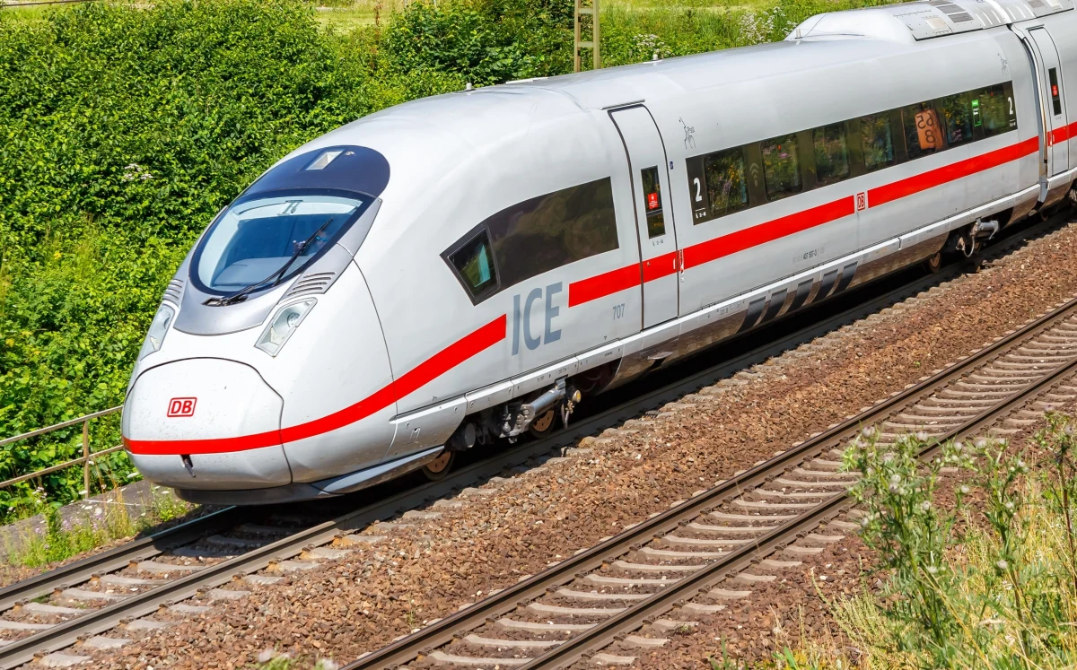 Wstrząsające wydarzenia w pociągu jadącym z Niemiec do Wiednia. Cztery osoby zostało lekko ranne w czwartek w Bawarii w wyniku ataku mężczyzny z siekierą.