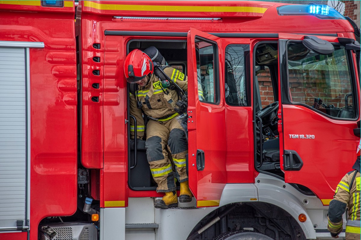 Pożar składowiska w Żorach. Jedna osoba poparzona