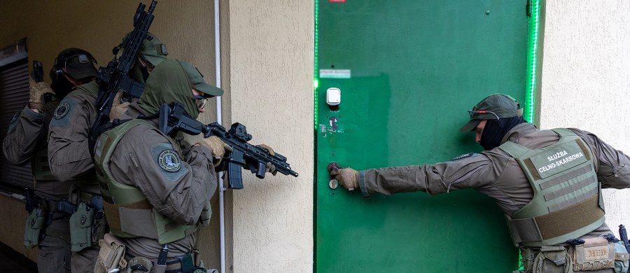 ​Krajowa Administracja Skarbowa przeprowadziła szeroko zakrojoną akcję wymierzoną w nielegalny hazard. Pod koniec czerwca funkcjonariusze z czterech urzędów celno-skarbowych zlikwidowali łącznie 23 punkty, w których prowadzono nielegalne gry hazardowe. Służby działały w Warszawie, Żyrardowie, Mińsku Mazowieckim oraz w powiecie wołomińskim.
