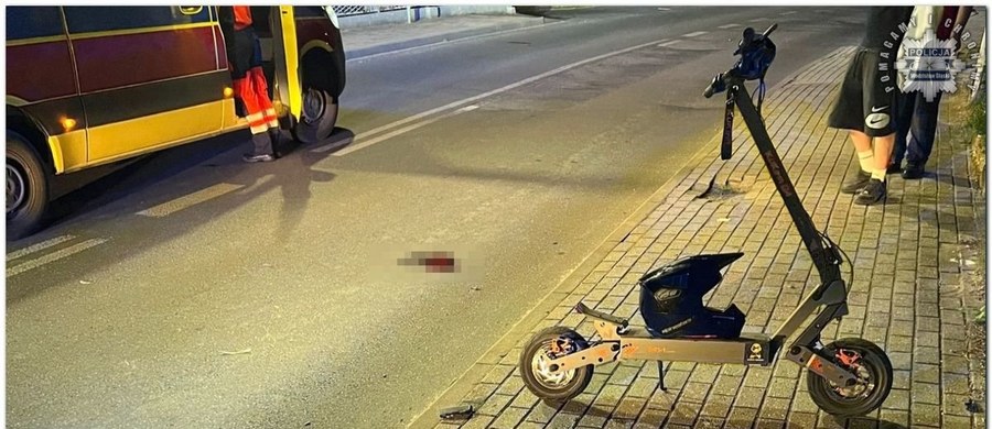 W nocy z środy na czwartek w Radlinie w województwie śląskim doszło do wypadku z udziałem dwóch osób. 47-letni mężczyzna i 15-latek poruszali się na hulajnodze i byli nietrzeźwi. Policja apeluje o rozwagę, trzeźwość za kierownicą i przestrzeganie obowiązujących przepisów ruchu drogowego. "Ma to ogromne znaczenie dla naszego bezpieczeństwa" - podkreślają mundurowi.