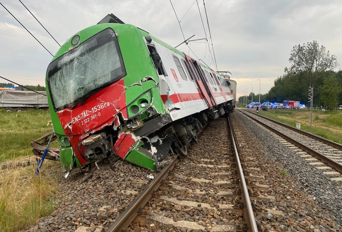Kierowca ciężarówki, która zderzyła się z pociągiem w Sokółce na Podlasiu, został lekko ranny. Pasażerów i maszynistę pociągu ewakuowano.