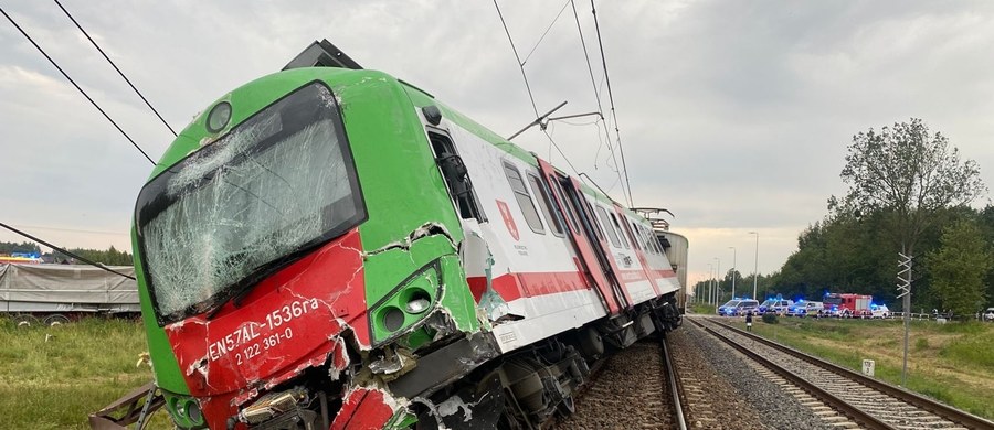 Kierowca ciężarówki, która zderzyła się z pociągiem w Sokółce na Podlasiu, został lekko ranny. Pasażerów i maszynistę pociągu ewakuowano.