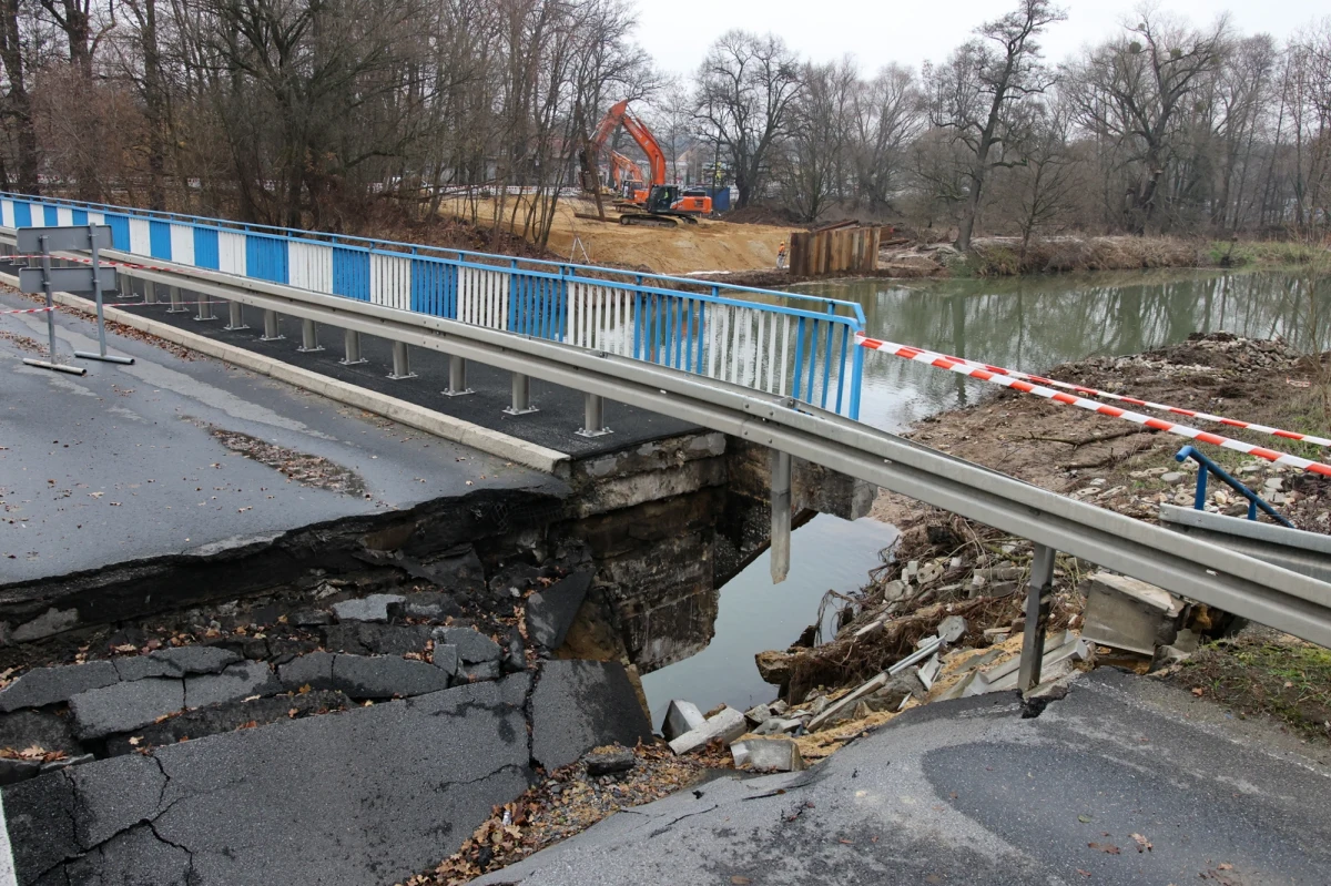 76-letni motorowerzysta wjechał do wyrwy przed mostem w Krapkowicach (woj. opolskie) uszkodzonym w czasie wrześniowej powodzi. Mężczyzna zginął na miejscu. Przeprawa w Krapkowicach to jedna z kilku na terenie województwa, które czekają na remont po powodzi.