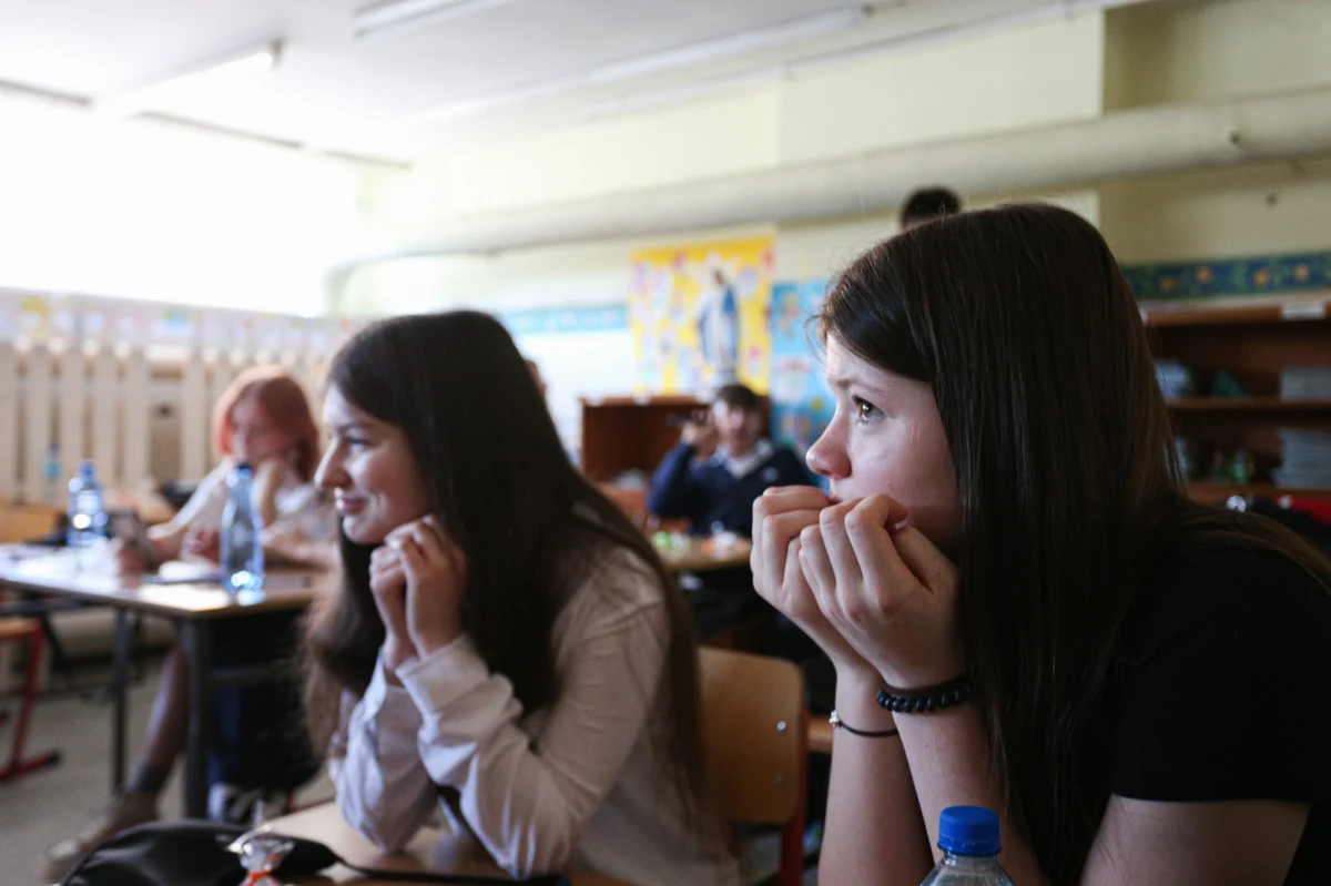 64 proc. z języka polskiego, 50 proc. z matematyki i 70 proc. z języka angielskiego - takie są średnie wyniki tegorocznego egzaminu ósmoklasisty. Od godz. 8:30 każdy absolwent szkoły podstawowej może sprawdzić swój indywidualny wynik na stronie ziu.gov.pl, czyli w serwisie Zintegrowany Interfejs Użytkownika. Szkoły podstawowe będą też dzisiaj wydawać zaświadczenia o wyniku egzaminu.