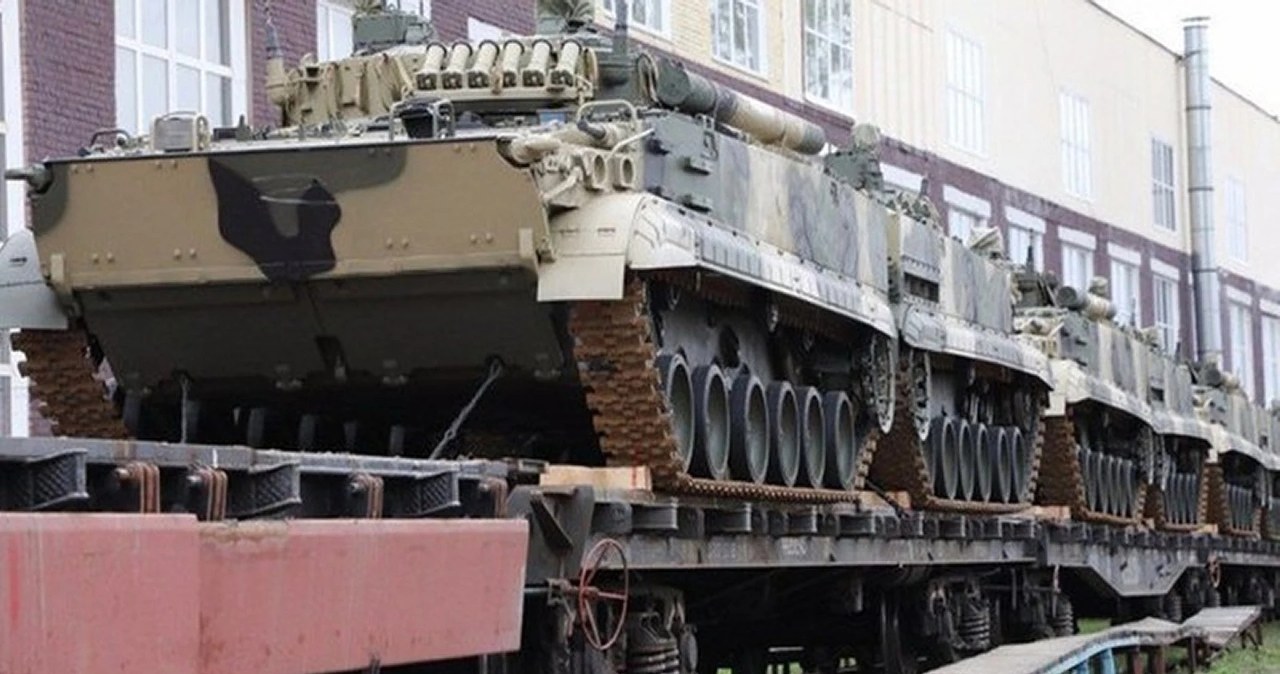 Ogromny transport najnowszych wozów bojowych BMP-3 w Ukrainie