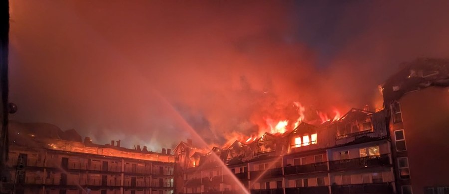 W podwarszawskich Ząbkach wybuchł pożar bloków mieszkalnych. Ogień pojawił się ok. godz. 19:30 i rozprzestrzenił na trzy obiekty. Na miejsce zjechało ponad 60 zastępów straży pożarnej. Po godz. 22 ogień został opanowany (strażacy zatrzymali rozprzestrzenianie się ognia), a po północy dogaszano ostatnie zarzewia ognia na poddaszu. Dla poszkodowanych zorganizowano zakwaterowanie w Szkole Podstawowej nr 3 przy ul. Kościelnej.
