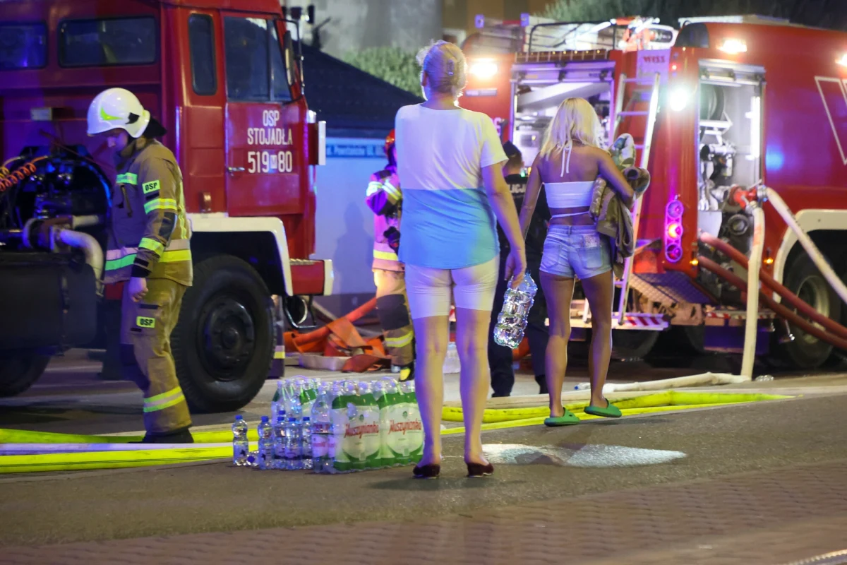 Rządowe Centrum Bezpieczeństwa rozesłało w czwartek wieczorem alert. "Nie zbliżaj się do miejsca pożaru. Zostań w domu i zamknij okna. Zachowaj ostrożność" - taką informacje otrzymali mieszkańcy Ząbek oraz powiatu wołomińskiego.