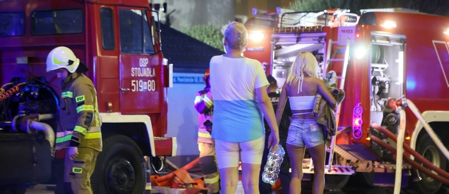 Rządowe Centrum Bezpieczeństwa rozesłało w czwartek wieczorem alert. "Nie zbliżaj się do miejsca pożaru. Zostań w domu i zamknij okna. Zachowaj ostrożność" - taką informacje otrzymali mieszkańcy Ząbek oraz powiatu wołomińskiego.