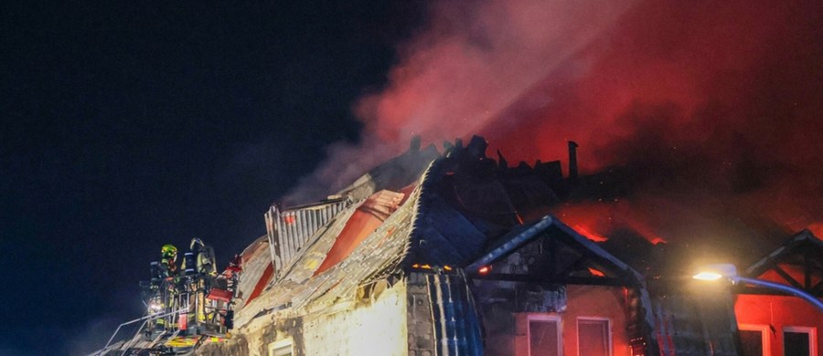 "Wszystkie okoliczności pożaru w Ząbkach zostaną dokładnie zbadane" - zapewnił w czwartek wieczorem rzecznik rządu Adam Szłapka. Zaapelował też, by nie ulegać fake newsom i dezinformacji ws. pożaru. Z apelem o powstrzymanie się od spekulacji wystąpił również rzecznik prasowy MSWiA Jacek Dobrzyński.