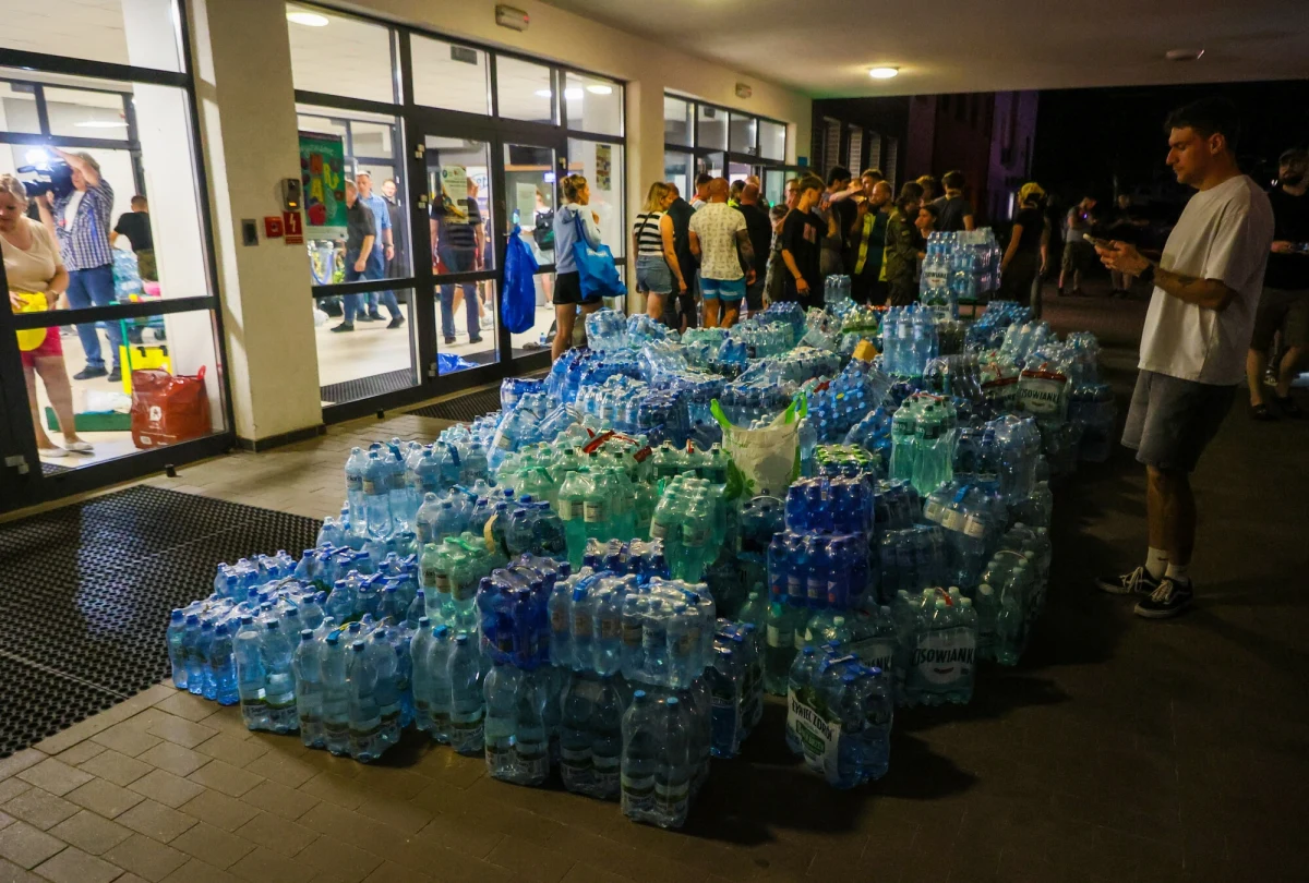 Mieszkańcy Ząbek (Mazowieckie) natychmiast po informacji o pożarze bloków na "osiedlu zielonych dachów" przy ulicy Powstańców założyli w mediach społecznościowych grupę pomocową. Oferują miejsca noclegowe w swoich domach, opiekę nad zwierzętami i pomoc rzeczową.