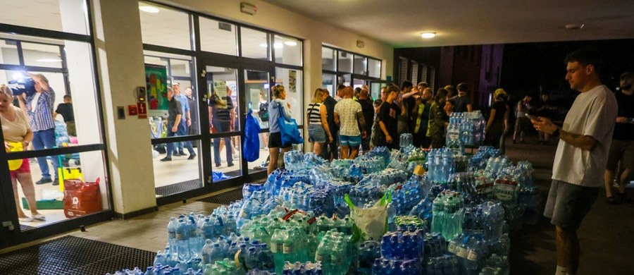 Mieszkańcy Ząbek (Mazowieckie) natychmiast po informacji o pożarze bloków na "osiedlu zielonych dachów" przy ulicy Powstańców założyli w mediach społecznościowych grupę pomocową. Oferują miejsca noclegowe w swoich domach, opiekę nad zwierzętami i pomoc rzeczową.