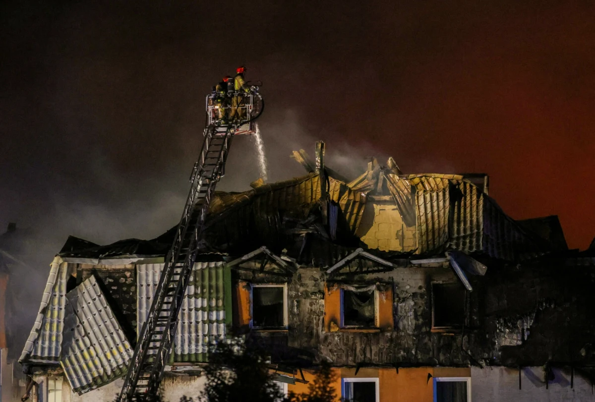 Strażacy o poranku powoli kończą pracę na miejscu pożaru dużego bloku w kształcie litery U przy ul. Powstańców w Ząbkach pod Warszawą. Zniszczenia są ogromne. Według najnowszych danych cztery osoby zostały niegroźnie poszkodowane. Wojewoda mazowiecki Mariusz Frankowski poinformował, że pożar dotknął w sumie ponad 500 osób.