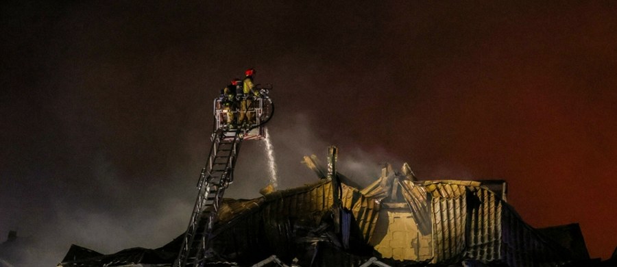 Dramatyczne skutki pożaru w Ząbkach. "Ogromna tragedia" - Warszawa Strażacy o poranku powoli kończą pracę na miejscu pożaru dużego bloku w kształcie litery U przy ul. Powstańców w Ząbkach pod Warszawą. Zniszczenia są ogromne. Według najnowszych danych cztery osoby zostały niegroźnie poszkodowane. Wojewoda mazowiecki Mariusz Frankowski poinformował, że pożar dotknął w sumie ponad 500 osób.
