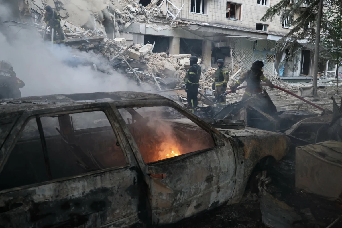 To była bardzo niespokojna noc w Kijowie. Co najmniej 23 osoby zostały ranne w wyniku zmasowanych rosyjskich ataków powietrznych na ukraińską stolicę. Uszkodzona została m.in. infrastruktura kolejowa i budynki mieszkalne.