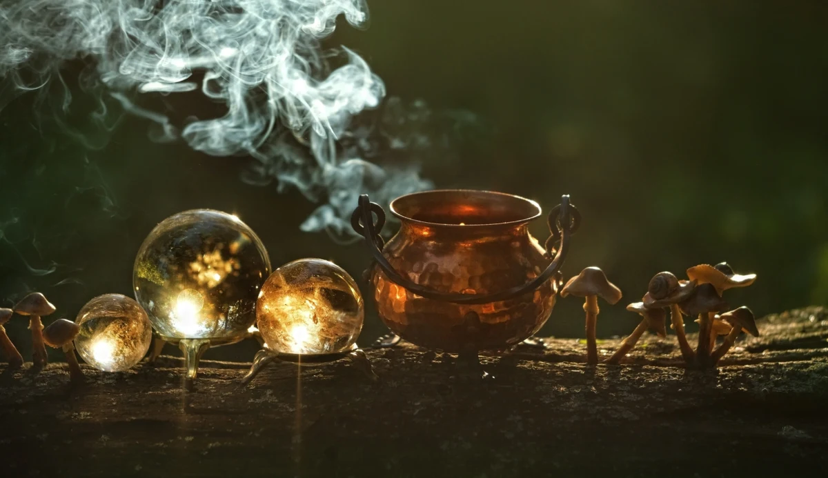 W prowincji Bużumbura w Burundi doszło do brutalnego linczu – sześć osób straciło życie po oskarżeniach o czary. Według lokalnych źródeł, za atakiem stoją młodzi członkowie milicji Imbonerakure, powiązanej z partią rządzącą. Ofiary zostały pobite na śmierć, spalone żywcem lub ukamieniowane. Władze zatrzymały już 12 podejrzanych, a organizacje praw człowieka od lat alarmują o przemocy i samosądach w tym regionie, gdzie tradycyjne wierzenia w czary wciąż prowadzą do tragedii.