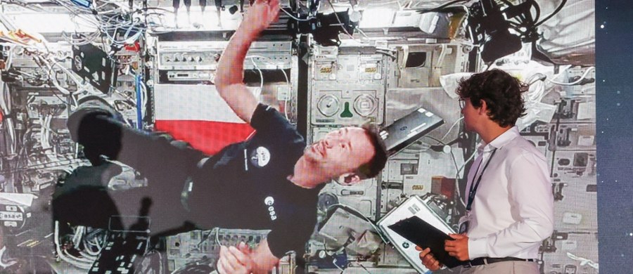 Wrocław połączył się z Międzynarodową Stacją Kosmiczną. Drugi polski astronauta, Sławosz Uznański-Wiśniewski odpowiadał na pytania uczniów z Dolnego Śląską.