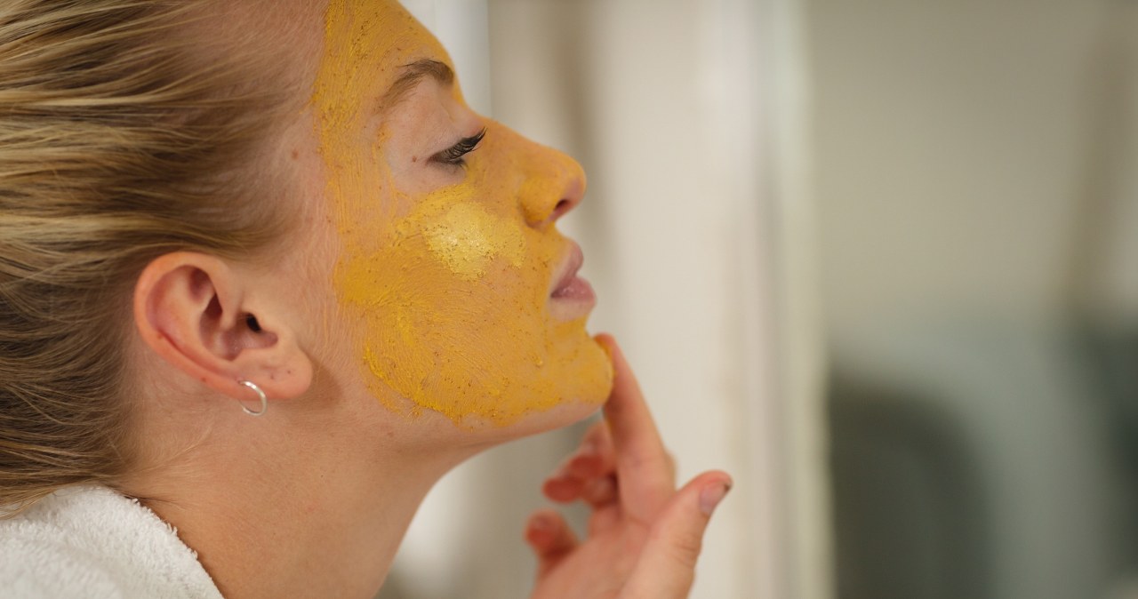 Zmieszaj i nałóż na twarz. Rozjaśnisz skórę i wygładzisz zmarszczki za grosze