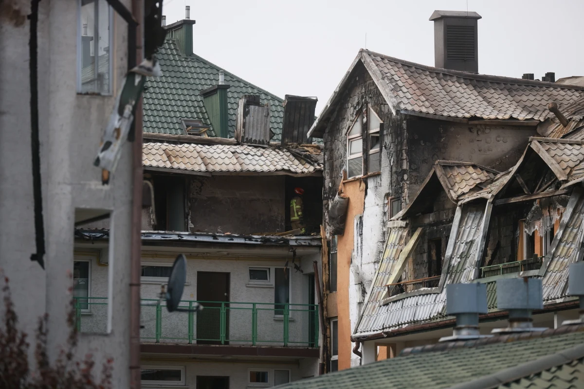 Po posiedzeniu zespołu zarządzania kryzysowego służby przekazały nowe informacje ws. pożaru dużego budynku przy ulicy Powstańców w Ząbkach na Mazowszu. "Mamy ogromne zniszczenia. Cały dach uległ spaleniu, poddasze. 4. i 5. kondygnacja uległy całkowitemu zniszczeniu. Woda przedostała się też do kondygnacji niższych" - przyznał Komendant Główny Państwowej Straży Pożarnej, nadbrygadier Wojciech Kruczek. 