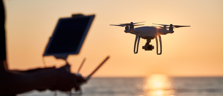 „Wszystko zaczęło palić się na czerwono, dron po prostu zaczął spadać” – relacjonuje RMF FM Klaudia Supernak, która zawodowo wykonuje loty dronami. Kolejni operatorzy zgłaszają niekontrolowane zachowania dronów nad polskim wybrzeżem. Przyczyną mają być zakłócenia lub spoofing sygnału GPS, przed którymi ostrzega Polska Agencja Żeglugi Powietrznej. 