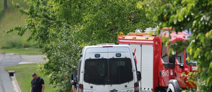 Policja bada, czy rzeczy porzucone w lesie w pobliżu miejsca, gdzie po kilkudniowej obławie znaleziono ciało 57-letniego Tadeusza D., należały do zabójcy ze Starej Wsi pod Limanową (woj. małopolskie). Jego zwłoki z raną postrzałową głowy odnaleziono we wtorek, 1 lipca, wieczorem. Był poszukiwany od ubiegłego piątku, kiedy to zastrzelił swoją córkę, zięcia i postrzelił teściową, po czym uciekł do lasu.
