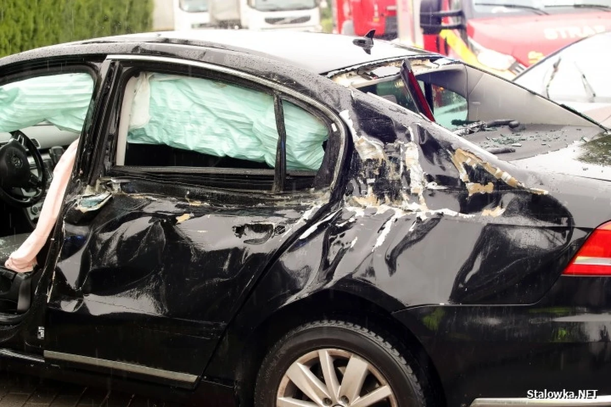 Jedna osoba została poszkodowana w wypadku, do którego doszło na drodze krajowej nr 77 w Zbydniowie na Podkarpaciu. Sprawca, kierowca TIR-a, uciekł z miejsca zdarzenia. 