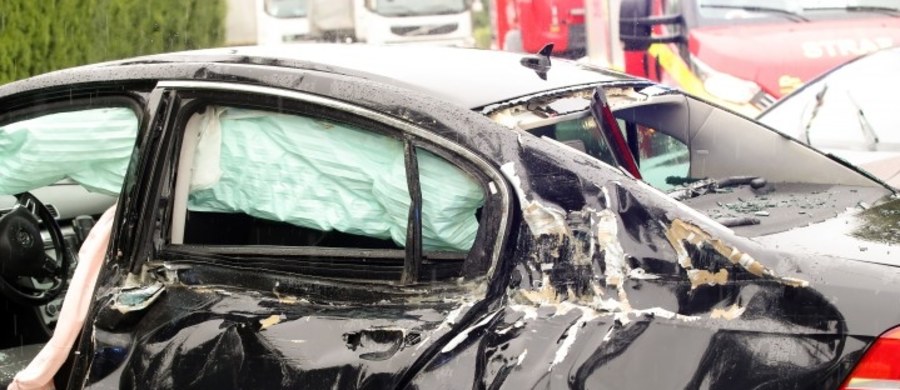Jedna osoba została poszkodowana w wypadku, do którego doszło na drodze krajowej nr 77 w Zbydniowie na Podkarpaciu. Sprawca, kierowca TIR-a, uciekł z miejsca zdarzenia. 