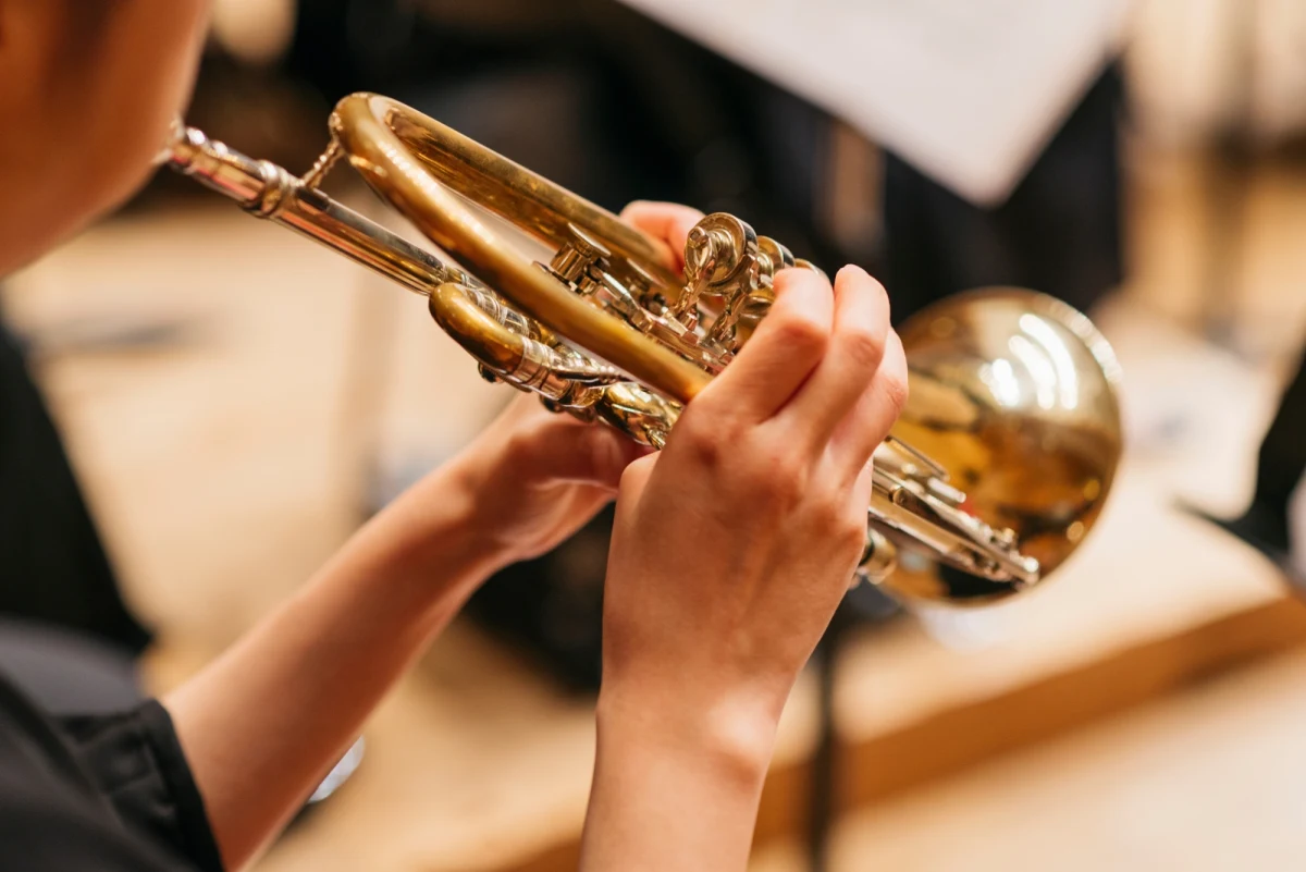 Filharmonia Świętokrzyska organizuje cykl wydarzeń muzycznych na lato. W lipcu i sierpniu, pod hasłem "Lato w Filharmonii 2025", odbędą się koncerty z muzyką Zbigniewa Wodeckiego, Piazzolli czy Jarretta. Jeśli pogoda pozwoli, muzyka rozbrzmi na dziedzińcu koncertowym filharmonii przy ulicy Żeromskiego w Kielcach.