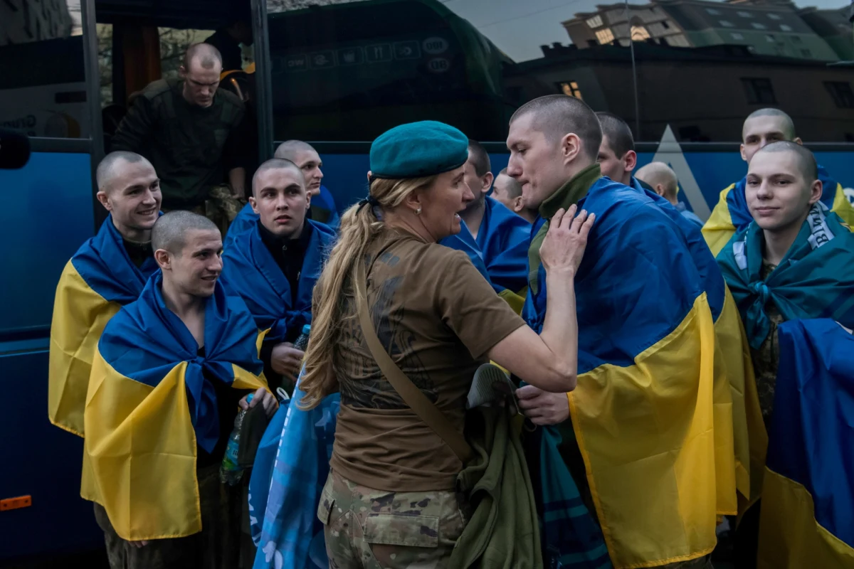 ​Prezydent Ukrainy Wołodymyr Zełenski przekazał za pośrednictwem mediów społecznościowych informacje o kolejnej wymianie jeńców wojennych między Ukrainą a Rosją. Sztab Koordynacyjny ds. Jeńców Wojennych powiadomił, że wolność zwrócono ciężko rannym, poważnie chorym oraz wojskowym poniżej 25. roku życia. 