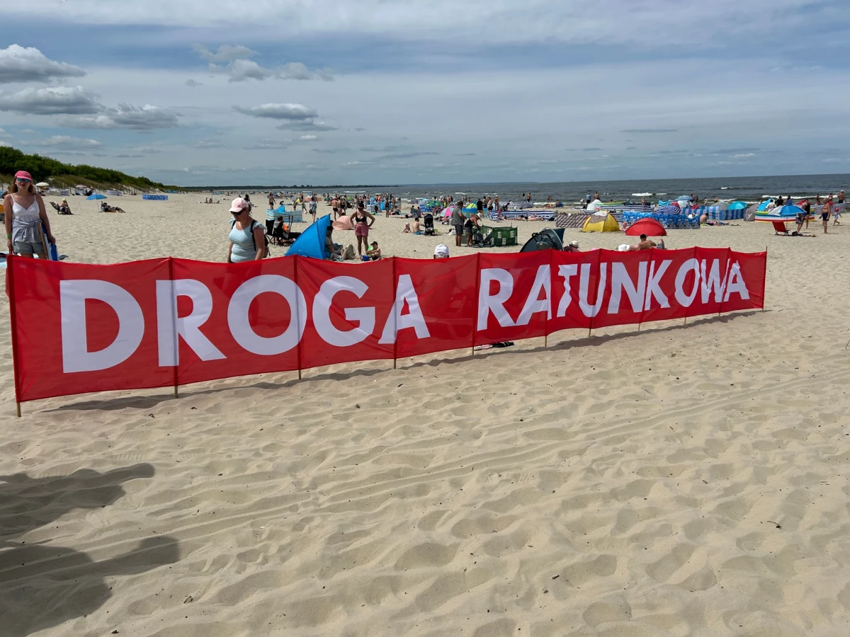 Na plaży w Jantarze i Stegnie pojawiły się duże czerwone parawany z napisem "Droga Ratunkowa". Wyznaczają pas o szerokości 10 metrów od wejścia na plażę po linię brzegową, w którym nie można rozstawiać parawanów i kłaść ręczników. "Jest to część plaży zarezerwowana dla ratowników" - zaznacza w rozmowie z RMF FM prezes OSP Jantar, Tomasz Witkowski. "Takie coś musi być dla bezpieczeństwa, bo to jest nasze życie" – mówi z kolei jeden z wypoczywających na plaży.