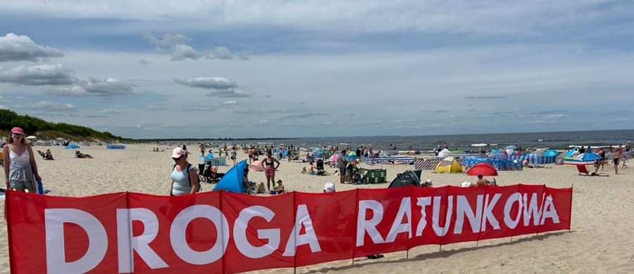 Na plaży w Jantarze i Stegnie pojawiły się duże czerwone parawany z napisem "Droga Ratunkowa". Wyznaczają pas o szerokości 10 metrów od wejścia na plażę po linię brzegową, w którym nie można rozstawiać parawanów i kłaść ręczników. "Jest to część plaży zarezerwowana dla ratowników" - zaznacza w rozmowie z RMF FM prezes OSP Jantar, Tomasz Witkowski. "Takie coś musi być dla bezpieczeństwa, bo to jest nasze życie" – mówi z kolei jeden z wypoczywających na plaży.