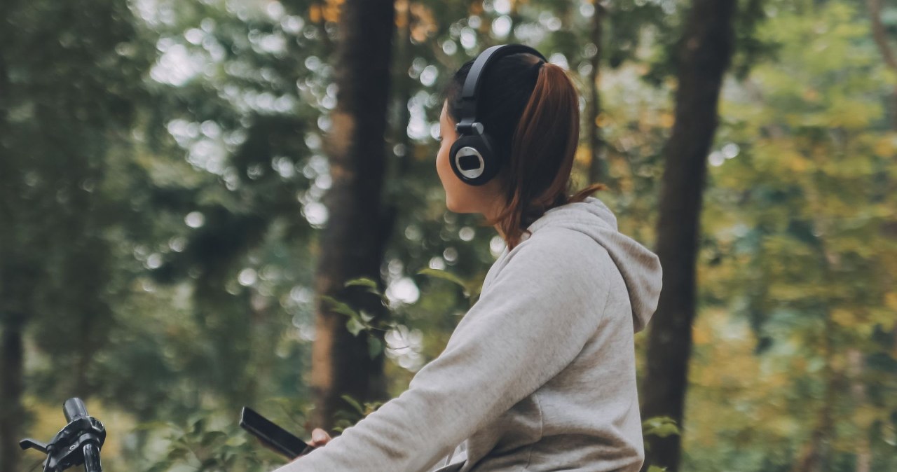 Zakaz jazdy w słuchawkach odżył. Resort Infrastruktury odpowiedział